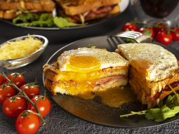 Croque madame – tosty z serem, szynką i jajkiem sadzonym