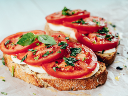 Wiosenne kanapki z mozzarellą i pomidorem