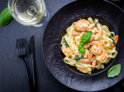 Tagliatelle z krewetkami i szpinakiem w sosie śmietanowym