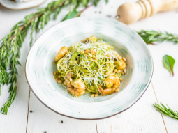 Zielone spaghetti z śmietankowym pesto i krewetkami