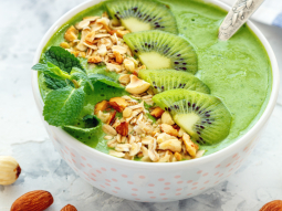 Smoothie bowl z awokado, bananem i szpinakiem