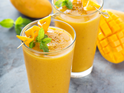 Koktajl z mango, marchewką i kurkumą
