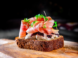 Bruschetta z twarogiem, żurawiną i boczkiem