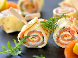 Roladki naleśnikowe z serkiem z grillowanymi warzywami i łososiem