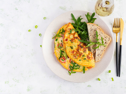 Omlet z rukolą, pomidorkami i crème fraîche
