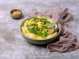 Purée z młodych ziemniaków z pietruszkowym pesto