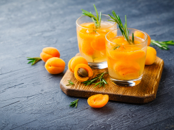 Lemoniada morelowa z rozmarynem