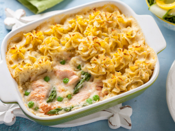 Casserole z łososiem, serem i warzywami
