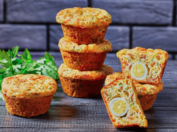 Muffiny śniadanowe z całym jajkiem