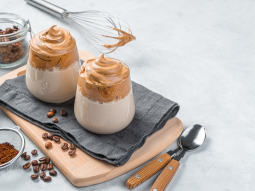 Dalgona coffee z serkiem homogenizowanym