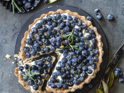 Tarta z kremem waniliowo-rozmarynowym i borówkami