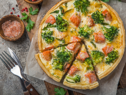Quiche z brokułami, szpinakiem i wędzonym łososiem