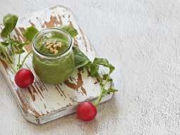 Pesto z liści rzodkiewki