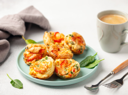Muffiny jajeczne z brokułem, papryką i serem