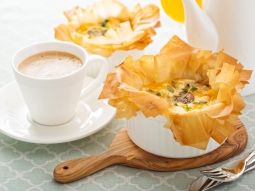 Pieczona szynka z jajkiem, ziemniakami i pieczarkami