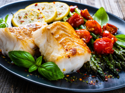 Pieczony halibut ze szparagami