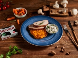 Schab w sosie własnym z puree z marchewki i sosem pieczarkowym