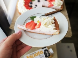 Wiosenna tarta z truskawkami
