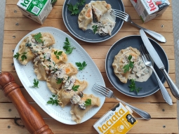 Pierogi z farszem mięsnym w pysznym sosie kremowo-pieczarkowym