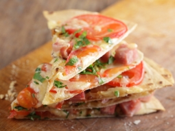 Śniadaniowa pizza z tortilli