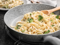 Makaron Alfredo z brokułami