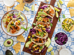 Tacos z łososiem i salsą