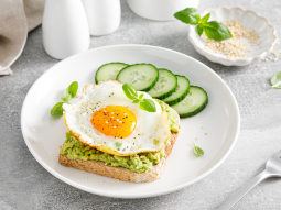 Tosty z guacamole i jajkiem sadzonym