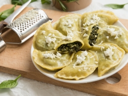 Pierogi z twarogiem i szpinakiem