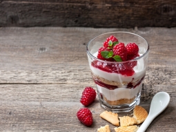 Deser z mascarpone i malinami