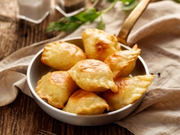 Pieczone pierożki z twarogiem i szpinakiem