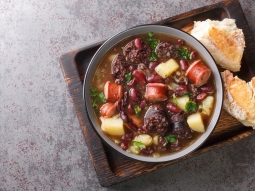 Feijoada – portugalski gulasz z fasolą i kaszanką