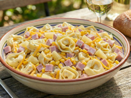 Sałatka z makaronem tortellini i szynką