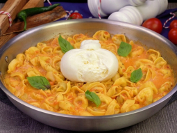 Kremowe tortellini z burratą i sosem pomidorowym